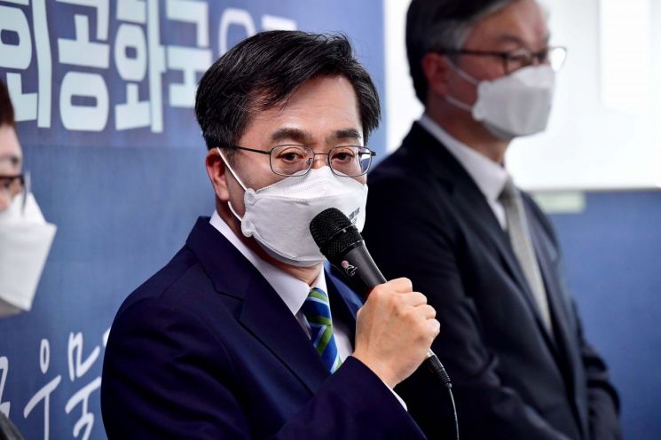 김 대표가 지난 2일 오전 서울 영등포구 선거 캠프에서 '정치교체·공동정부' 기자회견을 하고 있다. / 사진=연합뉴스