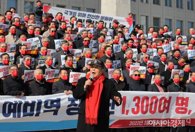 이상훈 전 국방장관이 2일  국회 본관 앞 계단에서 윤석열 후보 지지 선언'을 하고 있다./윤동주 기자 doso7@