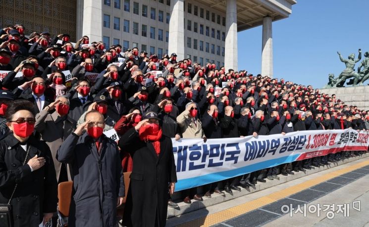 예비역 장성들이 2일 국회 본관 앞 계단에서 윤석열 후보 지지 선언'을 하고 있다./윤동주 기자 doso7@