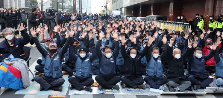 민주노총 전국택배노동조합(택배노조) 조합원들이 2일 오후 서울 중구 CJ대한통운 본사 앞에서 만세를 외치고 있다. 택배노조는 이날 CJ대한통운택배 대리점 연합과 협상을 타결하고 파업을 종료하기로 했다. 사진=연합뉴스