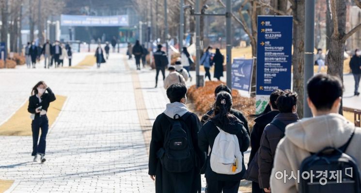 2일 서울 서대문구 연세대학교에서 새학기를 맞아 개강한 학생들이 발걸음을 옮기고 있다./강진형 기자aymsdream@