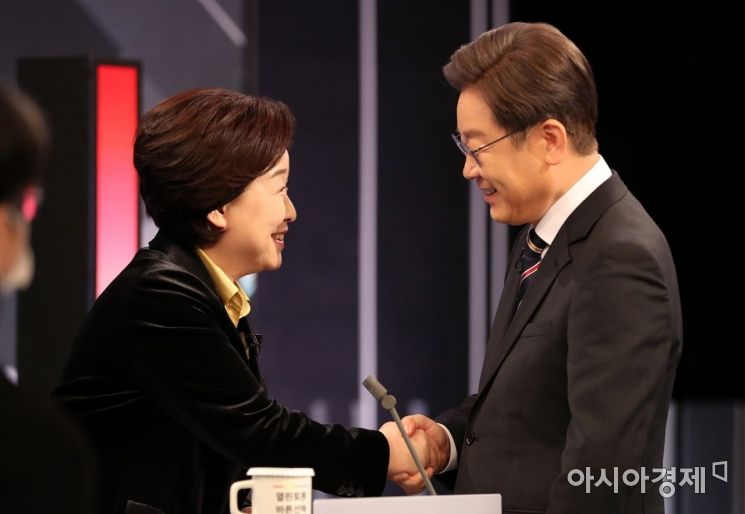 [포토] 인사 나누는 이재명·심상정