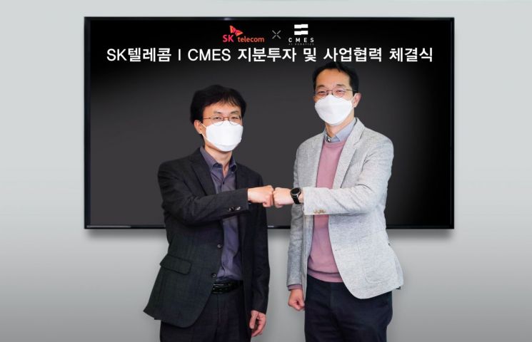 최낙훈 SKT 스마트팩토리 CO 담당(왼쪽)과 씨메스 이성호 대표가  AI 로봇 물류분야 사업 협력을 위한 업무협약을 한 후 기념사진을 촬영하고 있다.