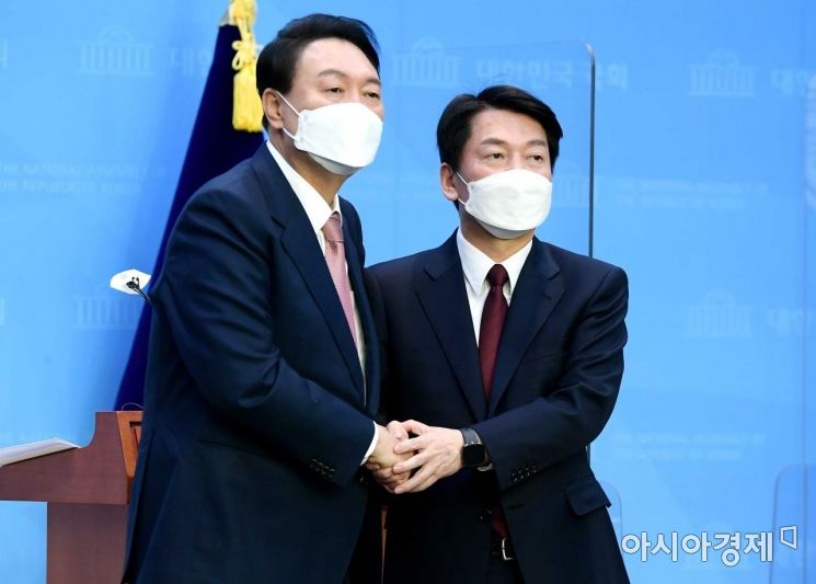 윤석열 국민의힘 대선 후보와 안철수 국민의당 대선 후보가 3일 오전 서울 여의도 국회 소통관에서 단일화 및 합당 관련 공동 기자회견을 열고 기념촬영을 하고 있다./국회사진기자단
