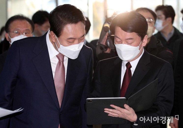 윤석열 국민의힘 대선후보와 안철수 국민의당 대선후보(오른쪽)가 3일 오전 국회 소통관에서 단일화 기자회견에 앞서 최종적으로 합의문을 살펴보고 있다./국회사진기자단