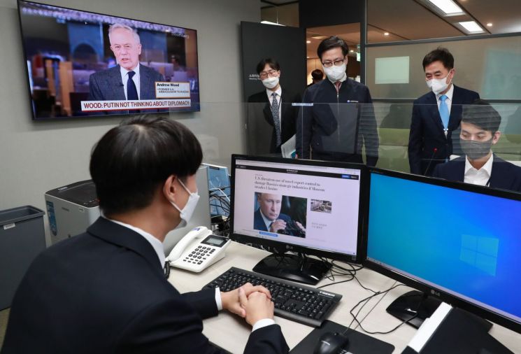 러시아데스크 찾은 통상교섭본부장
     (서울=연합뉴스) 손형주 기자 = 24일 서울 강남구 전략물자관리원에서 여한구 통상교섭본부장이 러시아 데스크를 점검하고 있다. 러시아의 우크라이나 침공이 본격화하면서 정부가 수출통제 전담 상담창구인 '러시아 데스크' 운영을 이날부터 개시했다. 러시아 데스크는 미국이 러시아에 대한 수출 통제 조치를 강화할 경우 국내 기업 등을 대상으로 취급 제품이 수출 통제 품목에 해당하는지 등을 상담해주는 전담 창구다. 2022.2.24
    2022331@yna.co.kr
(끝)


＜저작권자(c) 연합뉴스, 무단 전재-재배포 금지＞