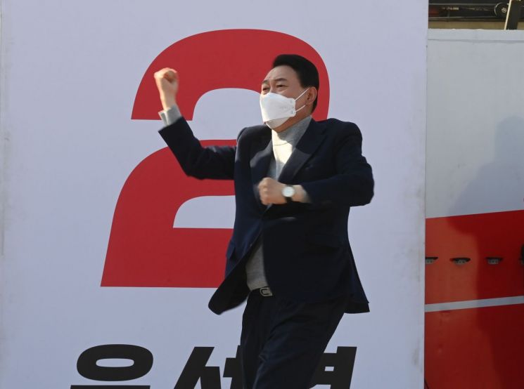 윤석열 국민의힘 대선후보가 3일 오전 아산시 온양온천역 광장 유세에서 지지를 호소하고 있다. 2022.3.3 [공동취재] [이미지출처=연합뉴스]
