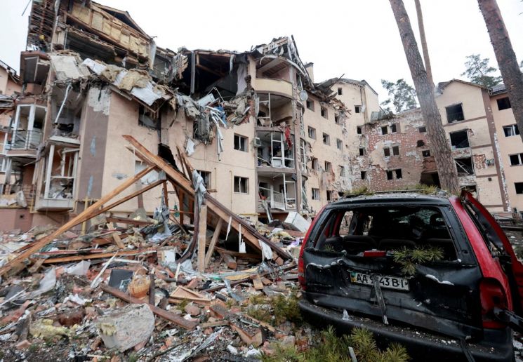 우크라이나 수도 키이우(키예프)의 이르핀에 있는 아파트 건물이 2일(현지시간) 러시아군의 포격으로 인해 큰 피해를 본 모습 [이미지출처=연합뉴스]
