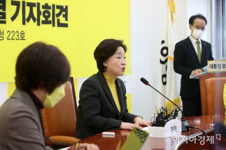 심상정 정의당 대선후보가 3일 국회에서 특별 기자회견을 갖고 있다./윤동주 기자 doso7@