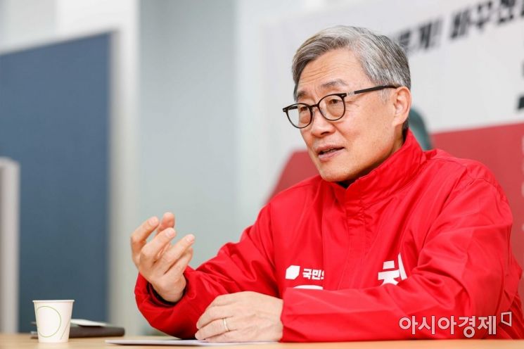 3.9 국회의원 서울 종로 보궐선거에 출마한 최재형 국민의힘 후보가 3일 서울 종로구에 자리한 선거상황실에서 인터뷰 하고 있다./강진형 기자aymsdream@