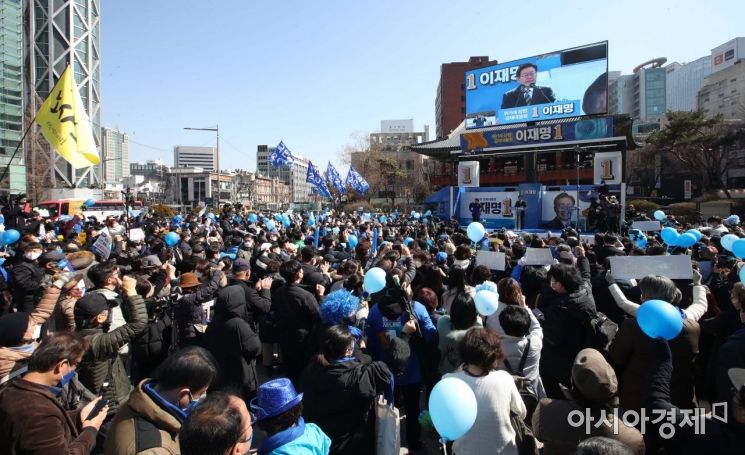 3일 서울 종로구 보신각터에서 열린 이재명 더불어민주당 대선 후보의 '우리 모두를 위해, 성평등 사회로' 유세에 지지자들이 집결해 있다./국회사진기자단