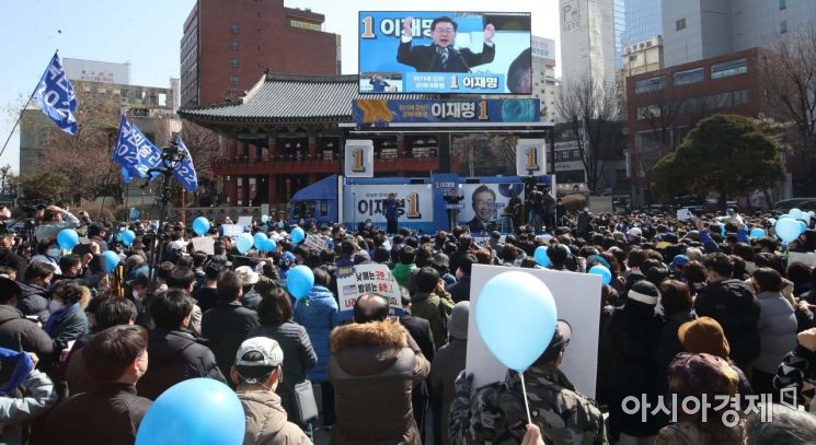 3일 서울 종로구 보신각터에서 열린 이재명 더불어민주당 대선 후보의 '우리 모두를 위해, 성평등 사회로' 유세에 지지자들이 집결해 있다./국회사진기자단