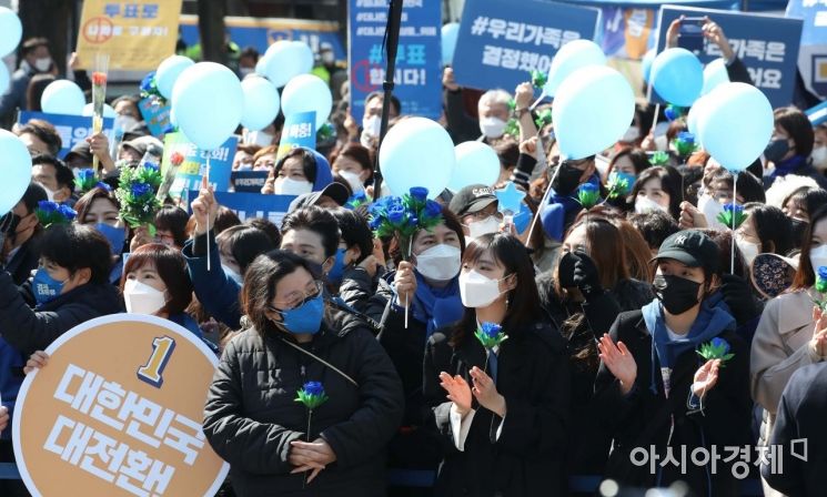 3일 서울 종로구 보신각터에서 열린 이재명 더불어민주당 대선 후보의 '우리 모두를 위해, 성평등 사회로' 유세에 지지자들이 집결해 있다./국회사진기자단