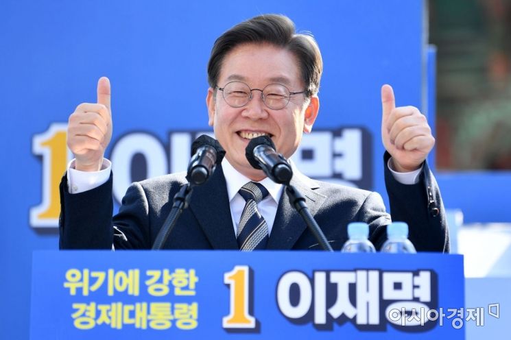 이재명 더불어민주당 대선 후보가 3일 서울 종로구 보신각터에서 열린 '우리 모두를 위해, 성평등 사회로' 유세에 참석, 환호하는 지자자들에게 인사하고 있다./국회사진기자단