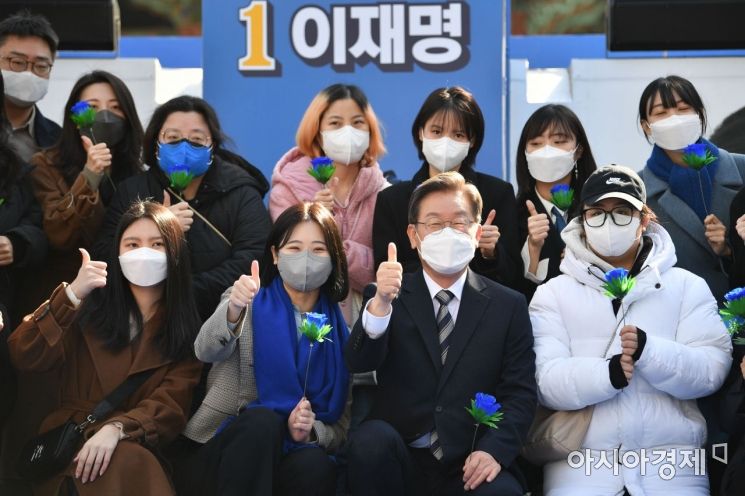 이재명 더불어민주당 대선 후보가 3일 서울 종로구 보신각터에서 열린 '우리 모두를 위해, 성평등 사회로' 유세에 참석, 박지현 중앙선대위 디지털성범죄근절특별위원장(아래 왼쪽에서 두 번째)을 비롯한 참석자들과 기념촬영하고 있다./국회사진기자단