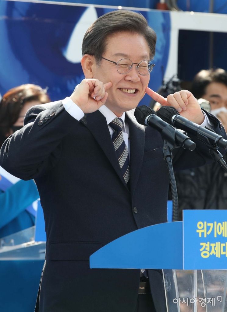 이재명 더불어민주당 대선 후보가 3일 서울 종로구 보신각터에서 열린 '우리 모두를 위해, 성평등 사회로' 유세에 참석, 환호하는 지자자들에게 인사하고 있다./국회사진기자단