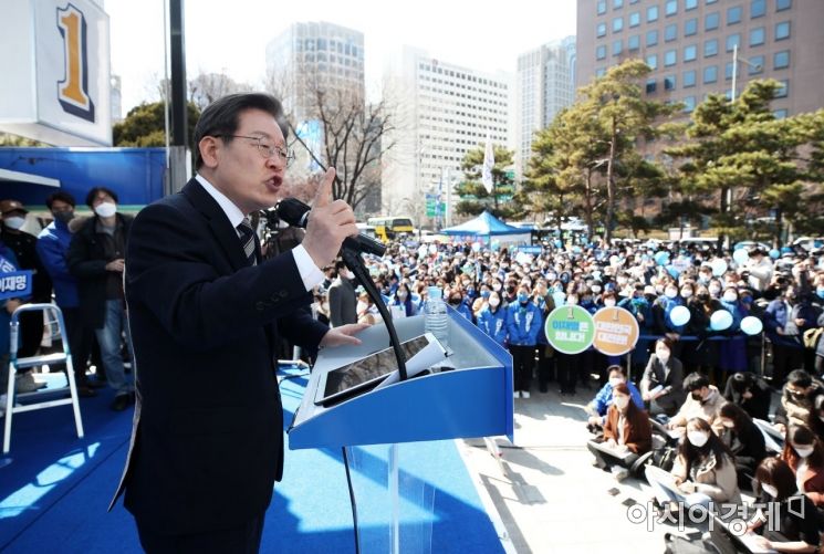 이재명 더불어민주당 대선 후보가 3일 서울 종로구 보신각터에서 열린 '우리 모두를 위해, 성평등 사회로' 유세에 참석, 지지를 호소하고 있다./국회사진기자단