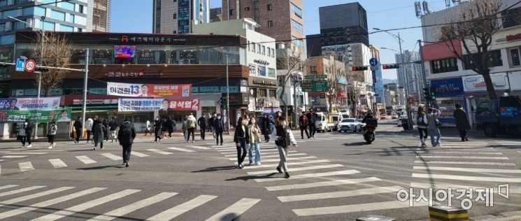 3일 오후 12시, 학생들이 서울 동대문구에 있는 한국외국어대학교 앞 사거리 횡단보도를 건너고 있다./박현주 기자 phj0325@