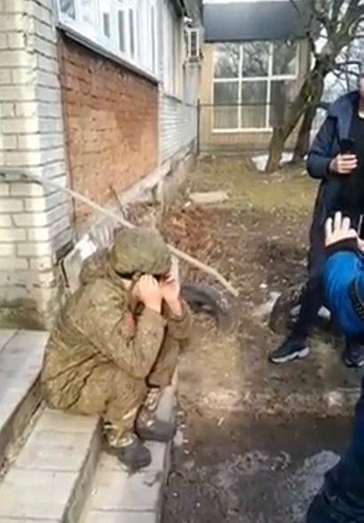 우크라이나 시민들로부터 휴대전화를 건네 받고 부모와 연락하고 있는 러시아 병사 / 사진=트위터 캡처