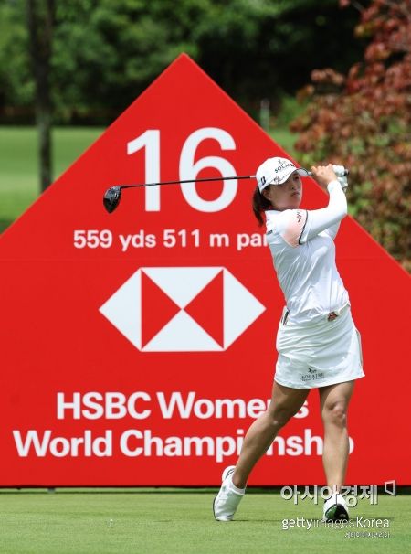 고진영이 HSBC위민스 첫날 16번홀에서 티 샷을 하고 있다. 센토사(싱가포르)=Getty images/멀티비츠