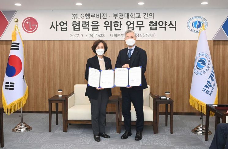 장영수 총장(오른쪽)과 박은정 상무가 협약을 맺고 기념촬영하고 있다.