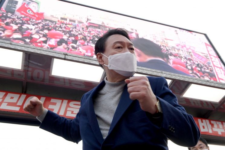 윤 후보가 3일 오후 세종시 유세 현장에서 시민들을 향해 지지를 호소하고 있다. / 사진=연합뉴스