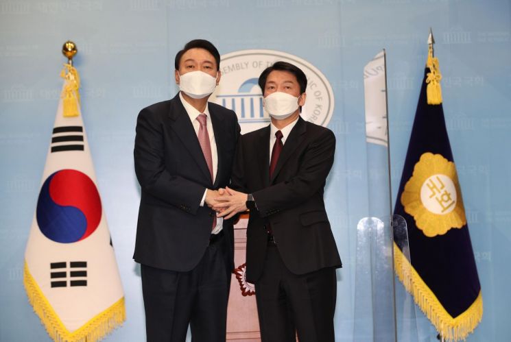 윤석열 국민의힘 대선 후보와 안철수 국민의당 대표가 지난 3일 오전 국회 소통관에서 단일화 기자회견을 마친 뒤 악수하고 있다. / 사진=연합뉴스