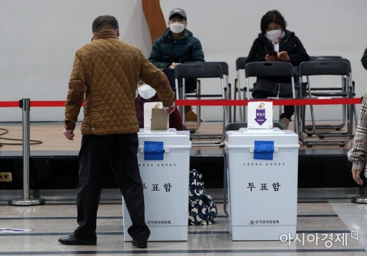 제20대 대통령선거 사전투표 첫날인 4일 서울역에 마련된 남영동 사전투표소에서 유권자들이 소중한 한 표를 행사하고 있다. 이날 시작된 사전투표는 다음 날 오후 6시까지 진행된다./김현민 기자 kimhyun81@