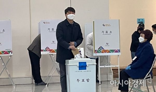 국민의힘 이준석 대표가 4일 오전 광주 북구 용봉동 사전투표소에서 제20대 대통령 선거 사전투표를 하고 있다.