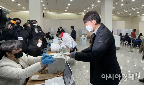 국민의힘 이준석 대표가 4일 오전 광주 북구 용봉동 사전투표소에서 제20대 대통령 선거 사전투표를 하고 있다.