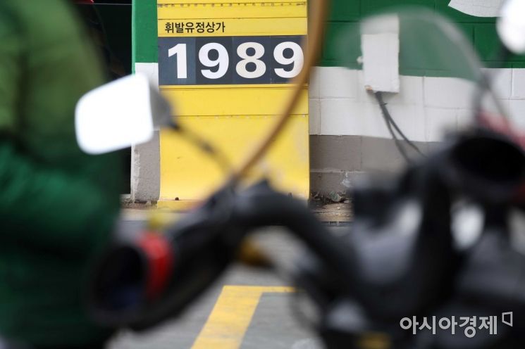 러시아의 우크라이나 침공 영향 등으로 기름값이 오르고 있는 4일 서울 시내 한 주유소에 유가정보가 표시돼 있다. /문호남 기자 munonam@