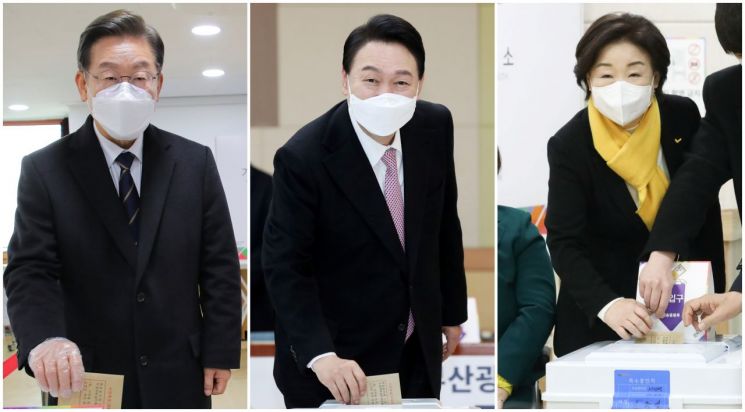 이재명 더불어민주당 대선후보(왼쪽부터), 윤석열 국민의힘 대선후보, 심상정 정의당 대선후보가 4일 오전 사전투표소에서 투표하고 있다. (사진 제공=연합뉴스)