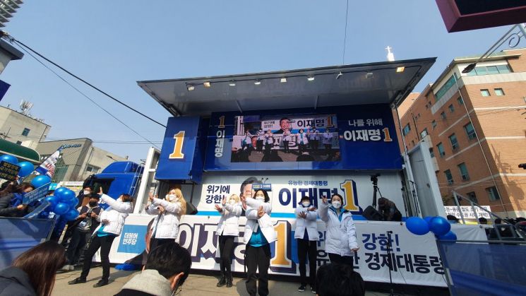 [현장in]이재명 尹겨냥 “전쟁 좋아하는 대통령 안된다” 강원 유세 포문
