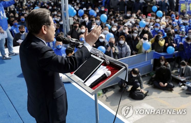 [현장in]이재명 尹겨냥 “전쟁 좋아하는 대통령 안된다” 강원 유세 포문
