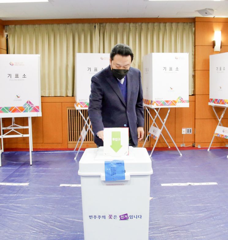 [포토]유덕열 동대문·노현송 강서·문석진 서대문·류경기 중랑·채현일 영등포구청장 사전 투표 마쳐 