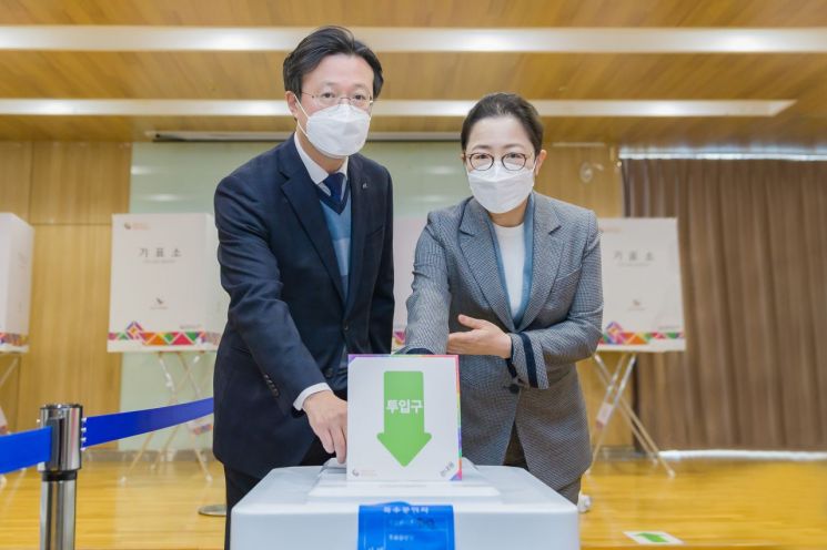 [포토]유덕열 동대문·노현송 강서·문석진 서대문·류경기 중랑·채현일 영등포구청장 사전 투표 마쳐 