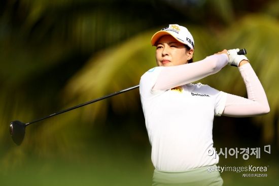 전인지가 HSBC위민스 둘째날 2번홀에서 티 샷을 하고 있다. 센토사(싱가포르)=Getty images/멀티비츠
