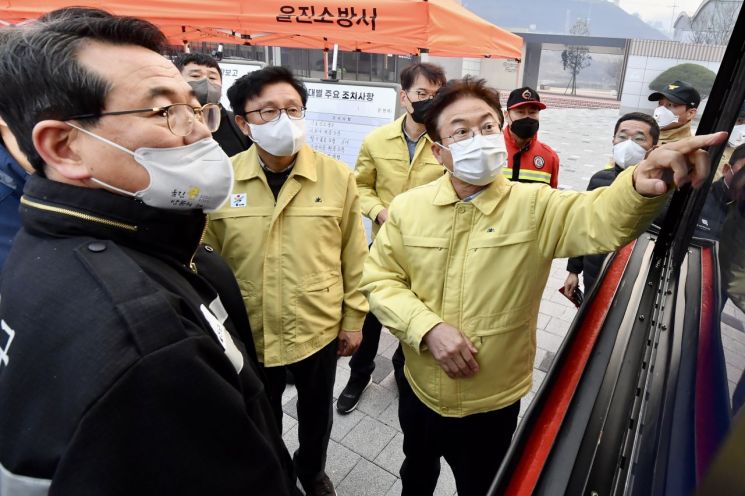 전찬걸 울진군수(왼쪽부터)와 박형수 국회의원, 이철우 경북지사가 한울원전본부 등 울진 산불 현장을 찾아 산불대응 태세를 점검하고 있다.