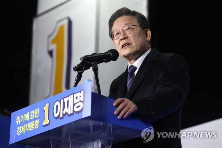 [현장in]‘홈그라운드’ 간 이재명 “성능·품질 좋은 나 대통령 써달라” 지지자들 “단일화 박살내자”