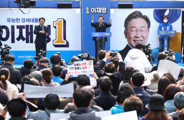 [현장in]‘홈그라운드’ 간 이재명 “성능·품질 좋은 나 대통령 써달라” 지지자들 “단일화 박살내자”