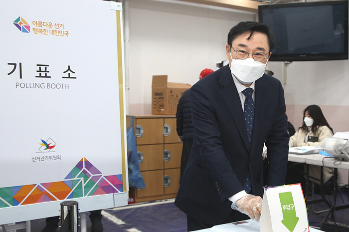 [포토]이동진 도봉구청장·유동균 마포구청장 대선 사전 투표 마쳐 