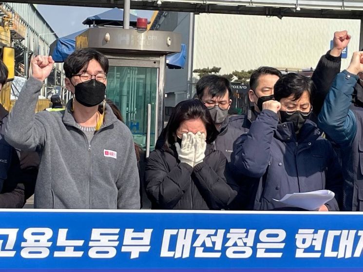 전국금속노동조합 조합원과 유족이 3일 현대제철 충남 당진공장 B 지구 정문 앞에서 안전난간조차 없는 부실한 안전조치와 2인 1조 작업이 지켜지지 않아 노동자 사망사고가 또 다시 반복됐다며 현대제철과 고용노동부 대전지방청을 규탄하고 있다. [이미지출처=연합뉴스]