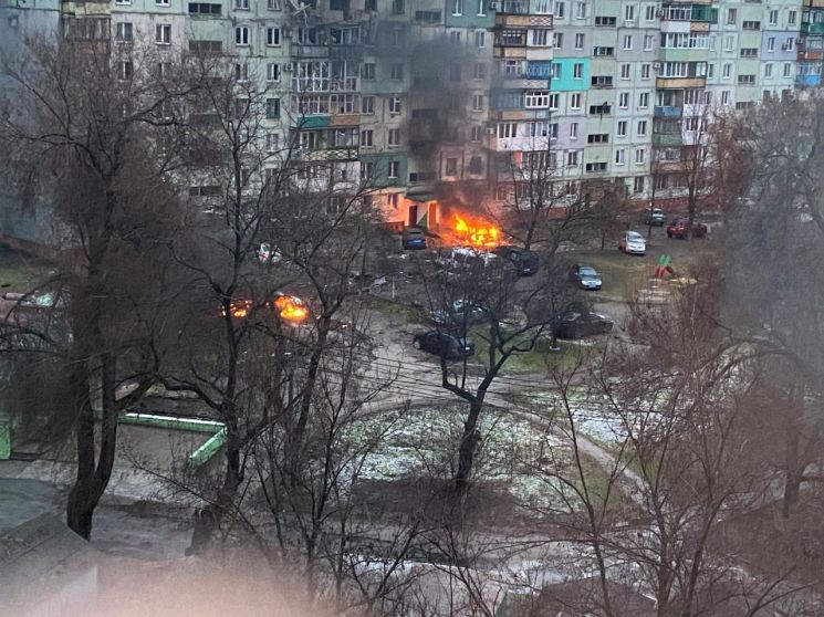 3일(현지시간) 우크라이나 동남부 마리우폴 시내 한 아파트 단지가 러시아군의 무차별 폭격을 당해 불길이 치솟고 있다. 러시아군은 전략적 요충지인 마리우폴을 포위하고 철도 등 주요 시설에 대해 집중 폭격을 가하는 것으로 전해졌다. ＜로이터연합＞