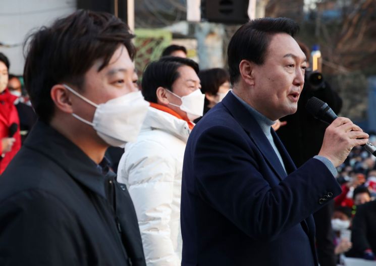 윤석열 국민의힘 대선 후보가 5일 서울 광진구 어린이대공원 후문 광장에서 이준석 대표, 안철수 국민의당 대표와 공동 유세를 하고 있다. /사진=연합뉴스