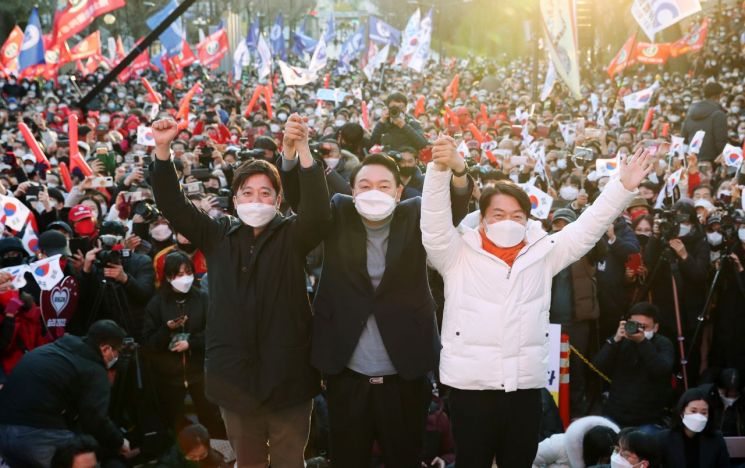 윤석열 국민의힘 대선 후보가 5일 저녁 서울 광진구 어린이대공원 후문 광장에서 이준석 대표, 국민의당 안철수 대표와 함께 공동 유세를 하고 있다. [이미지출처=연합뉴스]