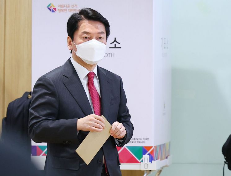 대선 후보직을 사퇴한 안철수 국민의당 대표가 5일 오전 서울 영등포구 여의동주민센터에 마련된 사전투표소를 찾아 투표하고 있다. [이미지출처=연합뉴스]