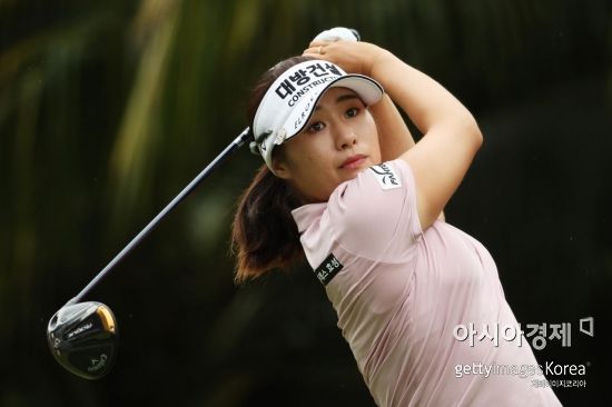 이정은6가 HSBC위민스 최종일 2번홀에서 티 샷을 하고 있다. 센토사(싱가포르)=Getty images/멀티비츠