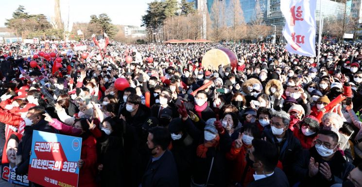 6일 오후 경기도 고양시 일산동구에서 열린 윤석열 국민의힘 대선후보의 '명품도시 고양! 명품국가 대한민국!'고양 유세에서 지지자들이 윤 후보를 연호하고 있다. 2022.3.6 [국회사진기자단] [이미지출처=연합뉴스]