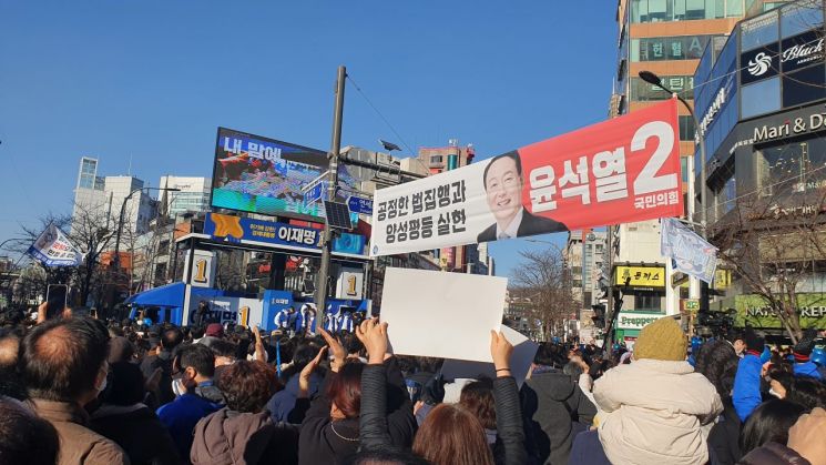 [현장in]“尹 한표 지우려고 李 찍고 왔다” “여당 싫어서 2번 택했다”…‘최대승부처’ 엇갈리는 서울 민심