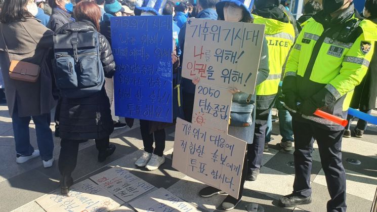 [현장in]“尹 한표 지우려고 李 찍고 왔다” “여당 싫어서 2번 택했다”…‘최대승부처’ 엇갈리는 서울 민심
